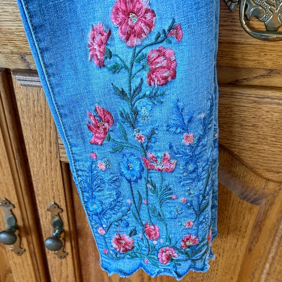DRIFTWOOD Candace Cropped Denim Jeans with Floral Embroidery and Scalloped Hems - Picture 4 of 5